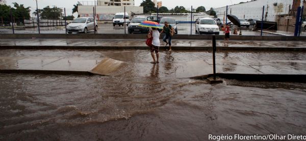 No perodo de estiagem, atravessar a Avenida Fernando Correa, sob o viaduto Clvis Roberto,  fcil; mas nas chuvas