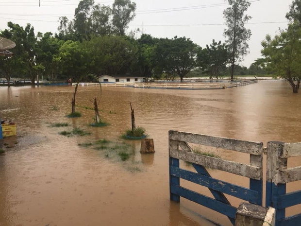 Chuva intensa provoca alagamentos e deixa famlias desabrigadas;  veja fotos 