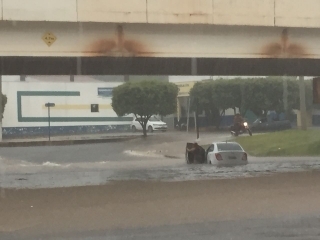 Chuva forte transforma ruas em 'rios' e causa transtornos a moradores