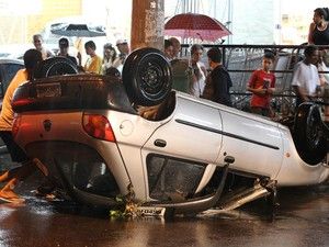 Enxurrada mata duas pessoas durante temporal em So Paulo