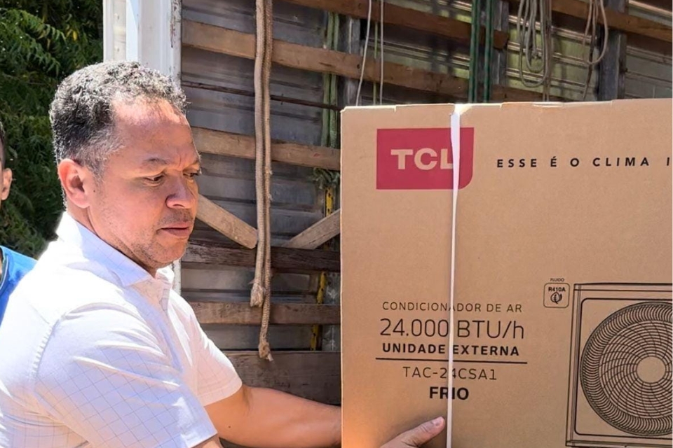Em parceria com a Seduc, Cludio entrega ares-condicionados em escola de Rondonpolis