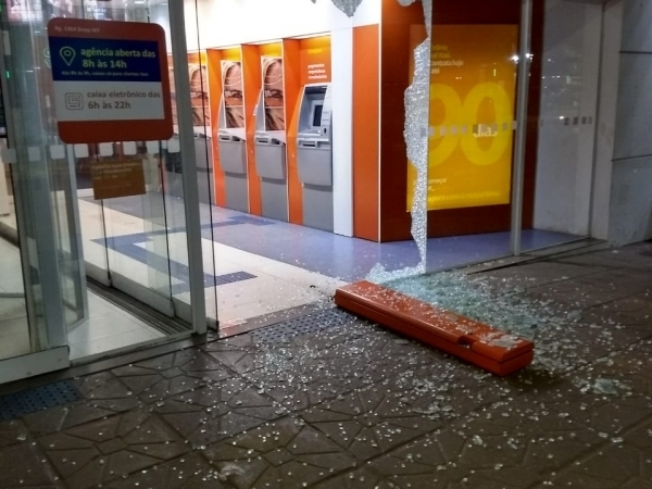 Cliente de banco se enfurece ao no conseguir sacar dinheiro e destri porta de agncia