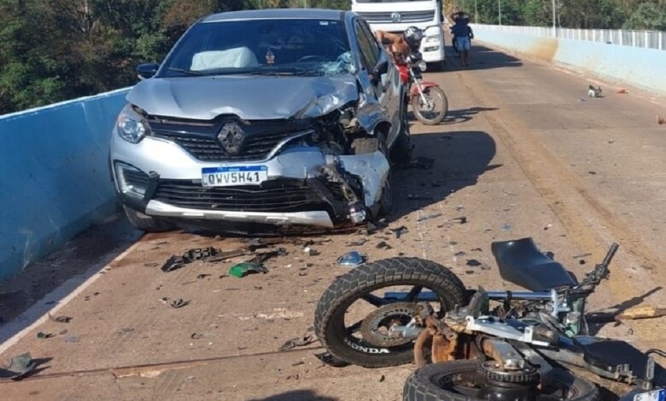 Motociclista de 28 anos morre aps invadir contramo e causar coliso frontal envolvendo carro