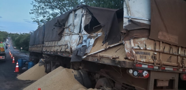 Coliso entre cinco veculos fecha pista da BR-364 por quase quatro horas; veja fotos