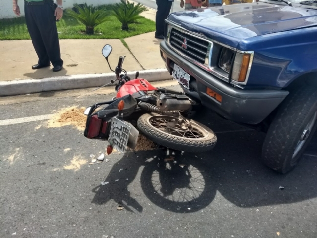 Motociclista fica ferida aps colidir com carro em cruzamento em bairro nobre;  veja vdeo 