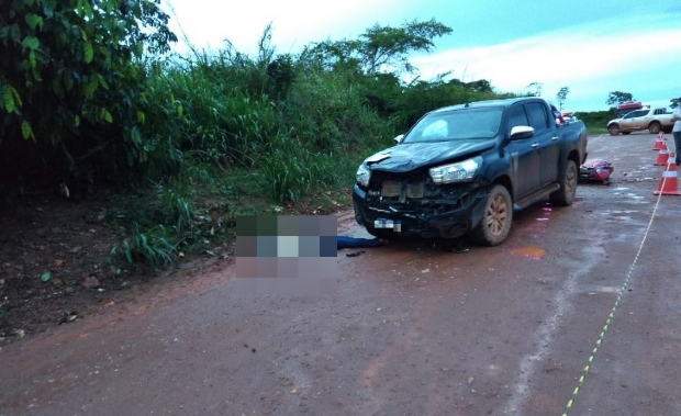 Jovem morre aps coliso frontal entre moto e Hilux em rodovia