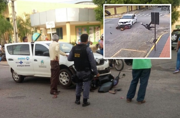  Vdeo  mostra motociclista sendo arremessada ao ser atingida por carro de prefeitura em cruzamento