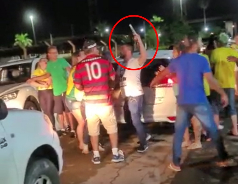 Carreata pr-Bolsonaro termina com briga e assessor parlamentar apontando garrafa em formato de arma em MT; veja vdeo