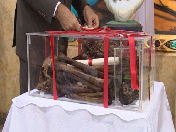 Em exumao, corao de padre  encontrado intacto 7 anos aps morte