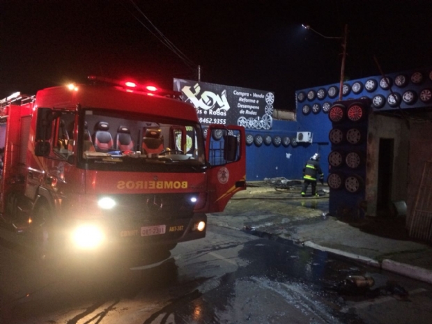 Corpo de Bombeiros combate incndio em loja de rodas esportivas e pneus