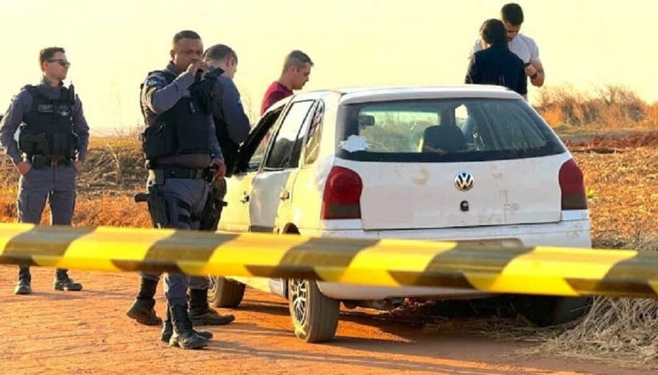 Corpo com marcas de tiros  encontrado dentro de carro na MT-560