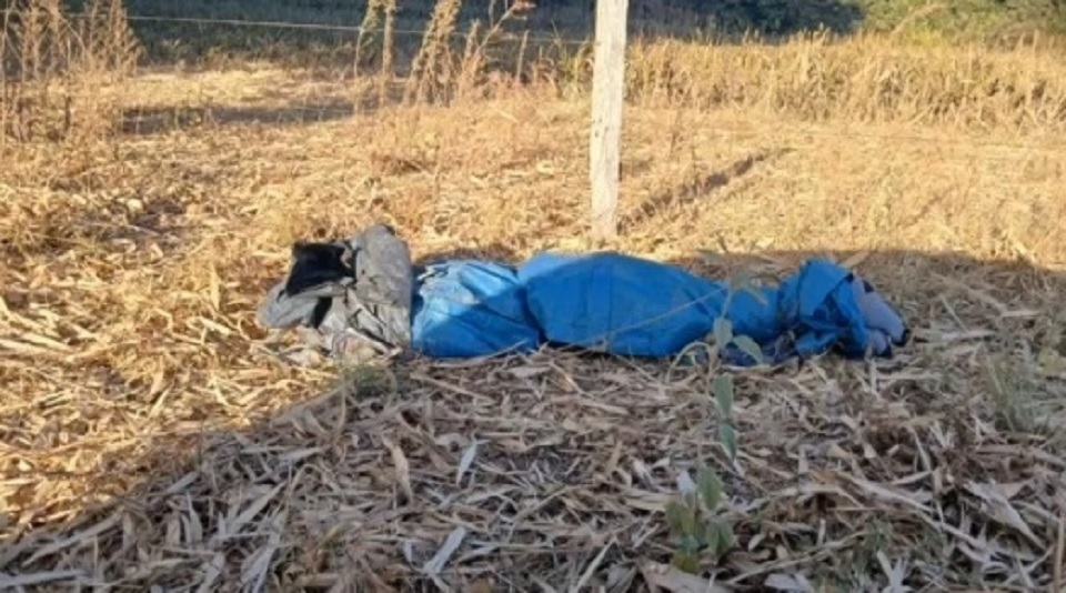 Corpo de homem  encontrado enrolado em lona e jogado prximo de fazenda