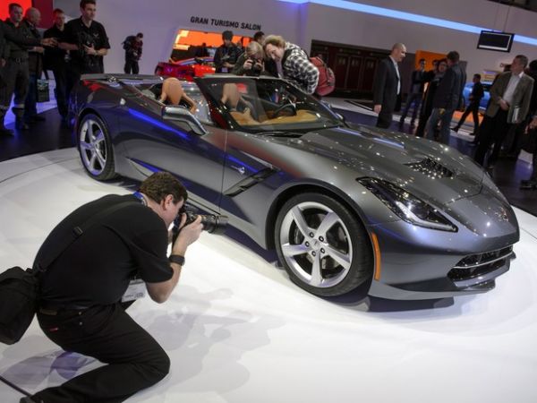 Na vspera do salo, GM mostra o Corvette conversvel em Genebra