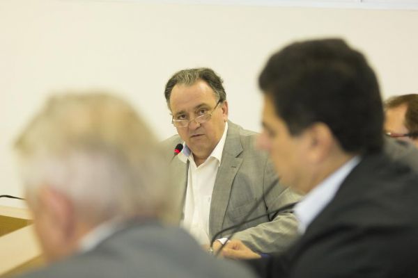 Henry aproveita holofotes de CPI para denunciar compra de remdios at 300% mais caros