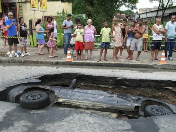 Carro cai em cratera aberta em rua de So Gonalo, no RJ, aps chuva