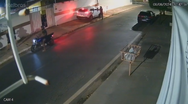 Vdeo mostra quatro criminosos roubando carro e ameaando mulher