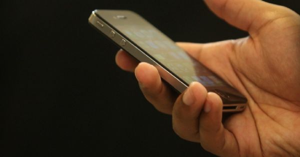Ex-namorado e colega so presos por divulgar fotos pornogrficas de garota de 14 anos no WhatsApp e Facebook