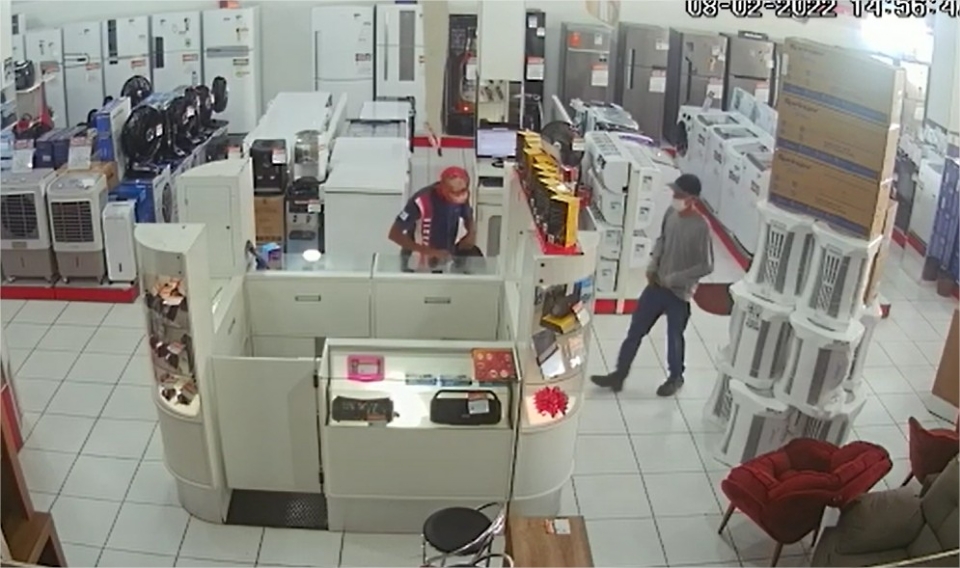 Criminoso que assaltou loja com dois comparsas  morto ao atirar contra PMs da Fora Ttica