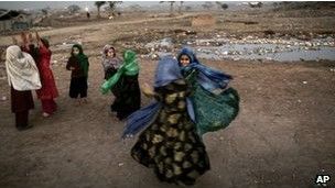 Crise global afeta mais meninas e mulheres, diz relatrio
