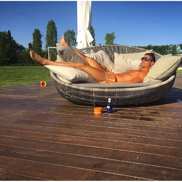 Vida difcil? Cristiano Ronaldo posta foto aproveitando o sol