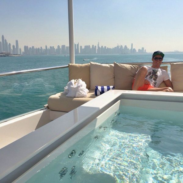 Antes de amistoso em Dubai, CR7 curte folga com muito luxo