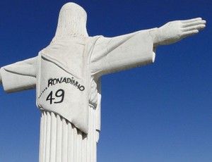 Cristo Redentor, em BH,  pichado com o nome de Ronaldinho Gacho