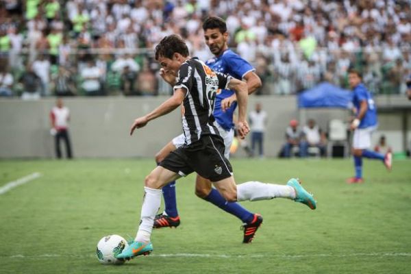 Bernard, que segue sem saber se fica para 2013, abriu o placar e levou muito perigo  defesa do Cruzeiro
