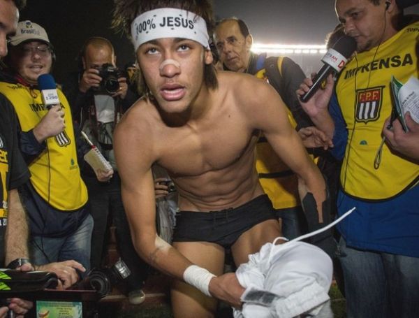 Neymar corre pelo gramado para comemorar o ttulo paulista
