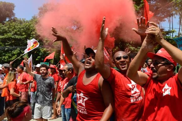 Sindicatos ligados  CUT fazem ato de apoio a Lula no Jardim Botnico
