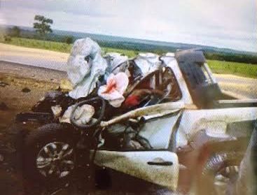 Coliso frontal entre Fiat Strada e carreta deixa dois mortos e mulher gravemente ferida na BR-163