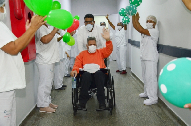 Idoso, caminhoneiro vence o coronavrus e deixa hospital emocionado: Essa porcaria mata;  fotos 