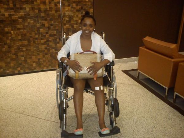 Daiane apareceu de cadeira de rodas, mas j projetou recuperao rpida