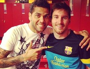 Daniel Alves exalta o 'cabisbaixo' Messi: 'So quatro Bolas de Ouro!'