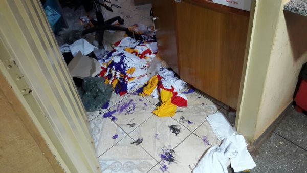 Vndalos atacam escola, destroem computadores, salas, e furtam materiais e alimentos; Veja Fotos