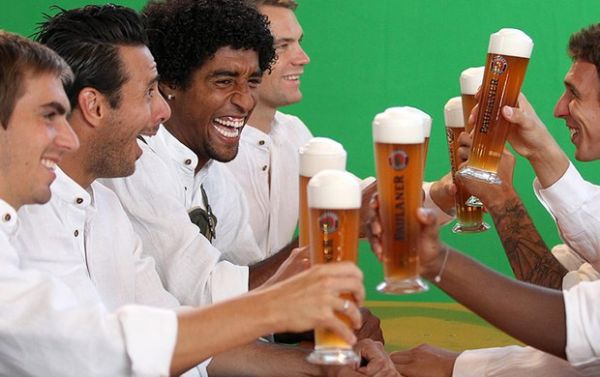Atletas do Bayern vestem roupa tpica e bebem cerveja para lanar Oktoberfest