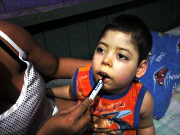Famlia espera que medicamento  base de maconha melhore qualidade de vida do garoto de 3 anos