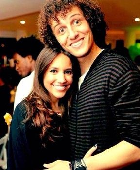Namorada de David Luiz parabeniza jogador aps jogo: 'Parabns amor'