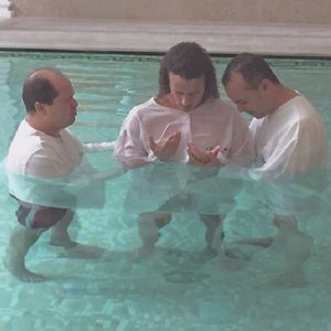 David Luiz  batizado pelo pastor Nelson Jnior, do ministrio 
