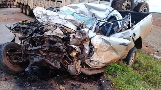 Motorista de L200 fica preso s ferragens e morre aps coliso com carreta; veja fotos