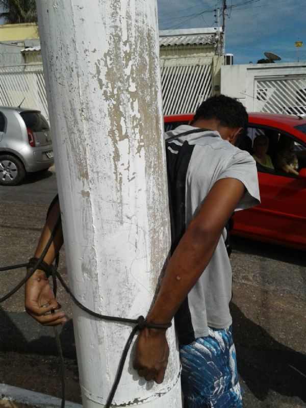 Populares imobilizam e amarram em poste ladro que roubou capinha de celular;  veja vdeo 