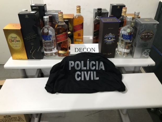 Polcia Civil apreende 17 garrafas de usques e vodcas falsificados no Shopping Popular