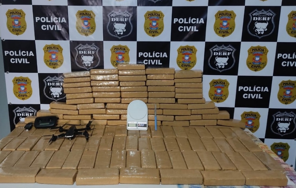 Polcia apreende 134 tabletes de maconha e prende trs em residncia