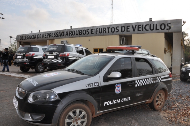 Trio  preso por roubar carro com beb dentro em Cuiab; me conseguiu retirar criana