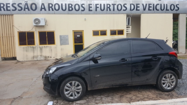 Aps estacionar em local proibido, carro roubado  recuperado pela Polcia Civil