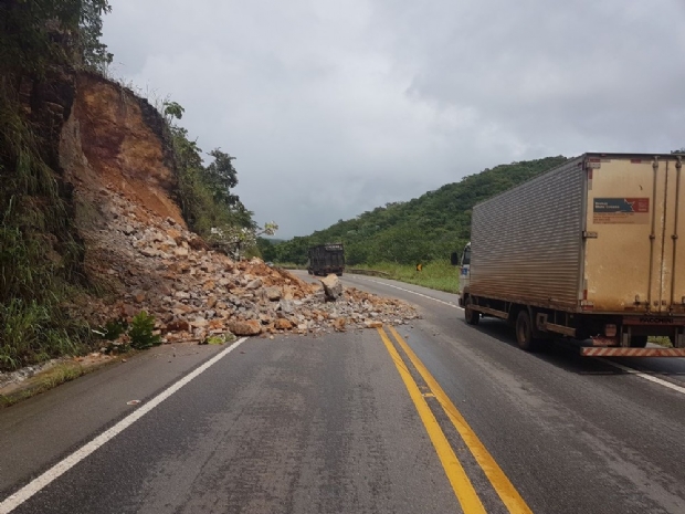 Deslizamento de terra na Serra do Mangaval deixa BR-070 parcialmente interditada