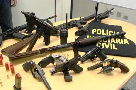 Armas e munies que estariam servindo ao trfico de drogas na fronteira so apreendidas