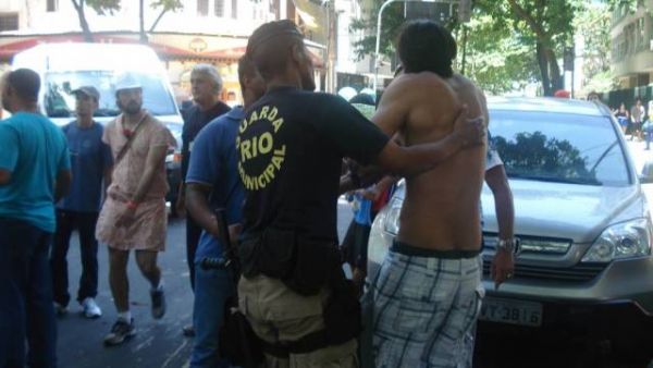 Mais de 160 so detidos por fazer xixi nas ruas durante blocos no Rio