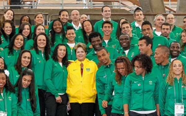 Em visita ao QG do Brasil, presidenta almoa bob com atletas olmpicos