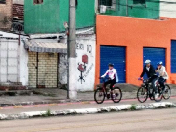 Dilma passeia de bicicleta no domingo de Pscoa em Porto Alegre