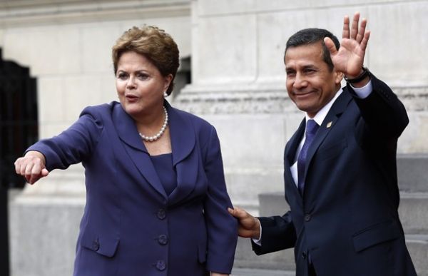 Dilma  recebida por Humala em visita oficial ao Peru